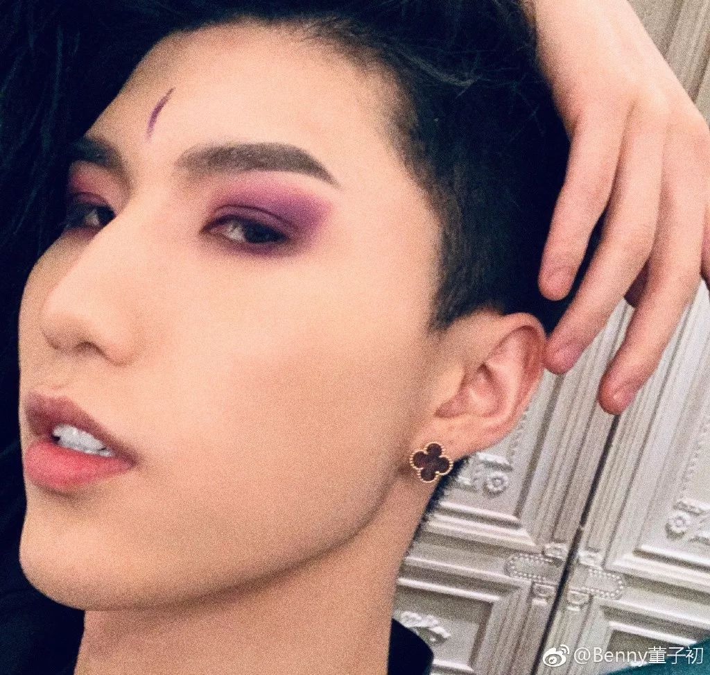 他还有一个外号叫做"野鸡女士",平时自称"本仙女","本宫",画风非常