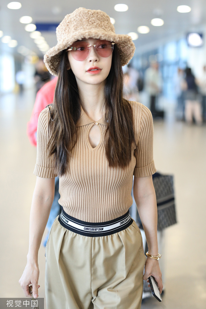 她戴毛绒渔夫帽俏皮可爱,一身卡其色look少女感十足.