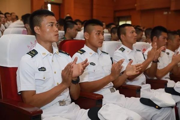 了"海上猛虎艇"的成为第四代"海上猛虎艇"泉州舰的舰长经过不懈努力