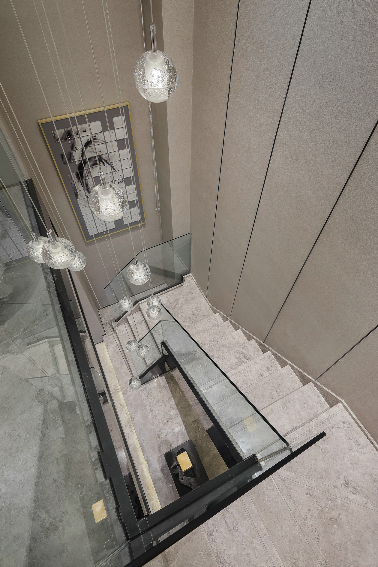 拾阶而上,二层以过道连接两个风格迥异的卧室,设计师把客厅挑空与二层