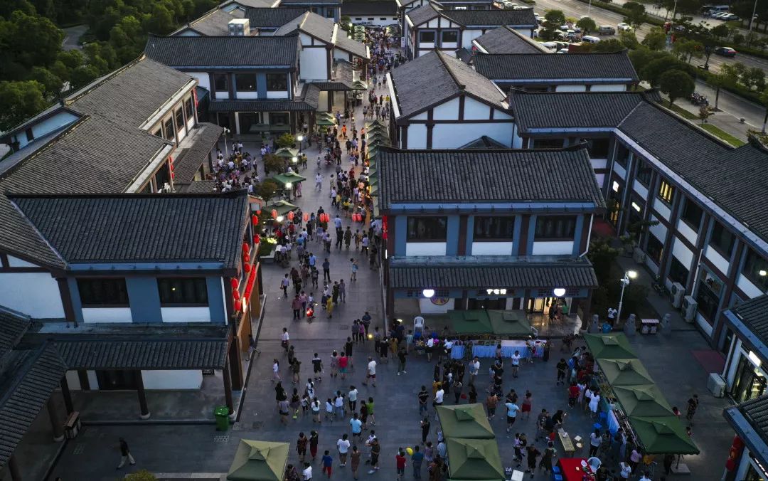 文创馆,大通电商馆和邀请的特色展位,展示展销具有上虞特色的文创产品