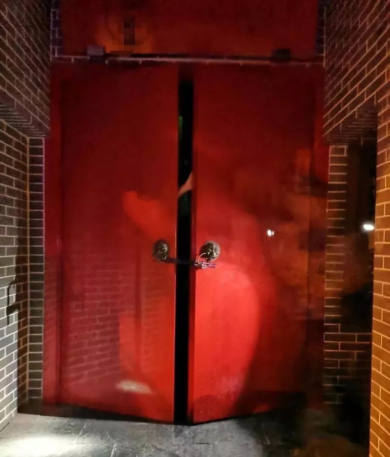 广西吓人市民凌晨路过酒吧竟发现紧锁的大门门缝伸出一只手