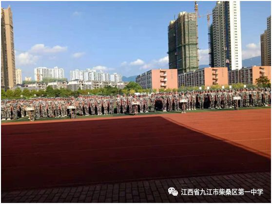 柴桑区一中顺利举行军训闭营仪式