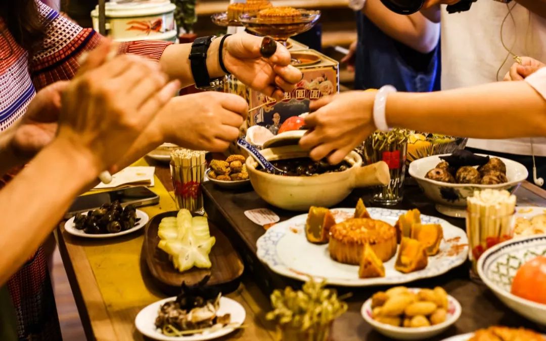 念旧的朋友们在一桌月会相聚夜聊广州记忆丨活动报名