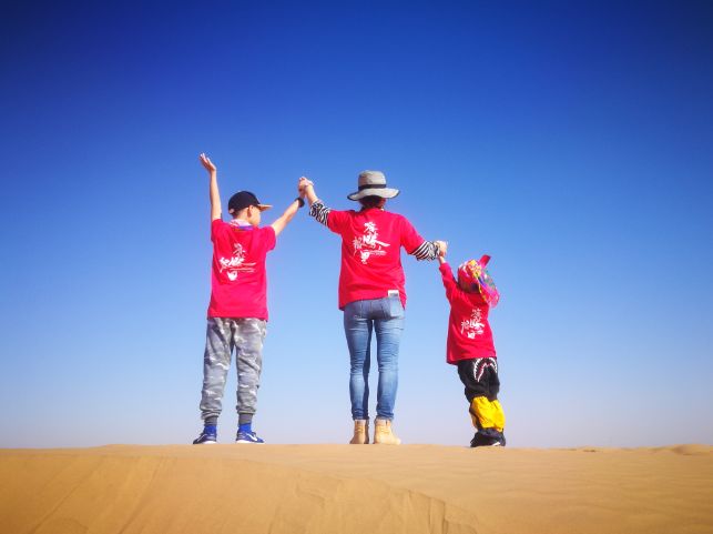 国庆节亲子征战腾格里沙漠长长的路慢慢的走