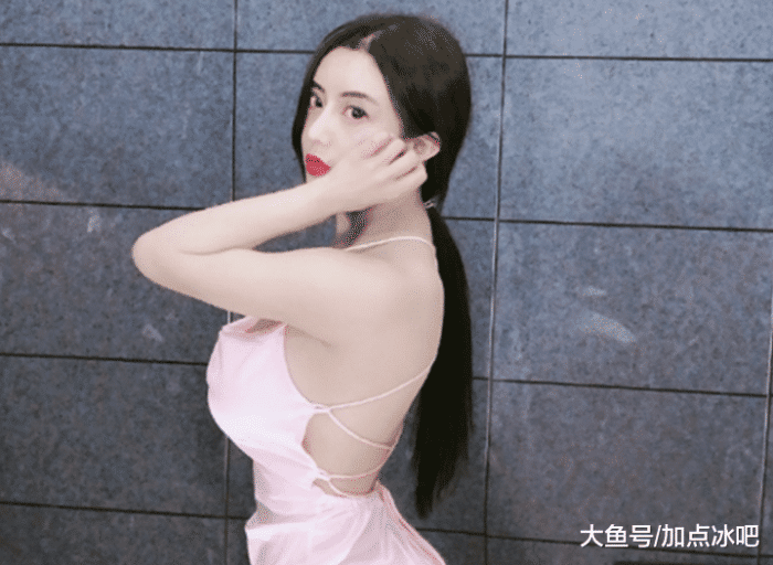 虎牙新球王出现直播事故粉丝们瞬间老脸一红直播间被关闭