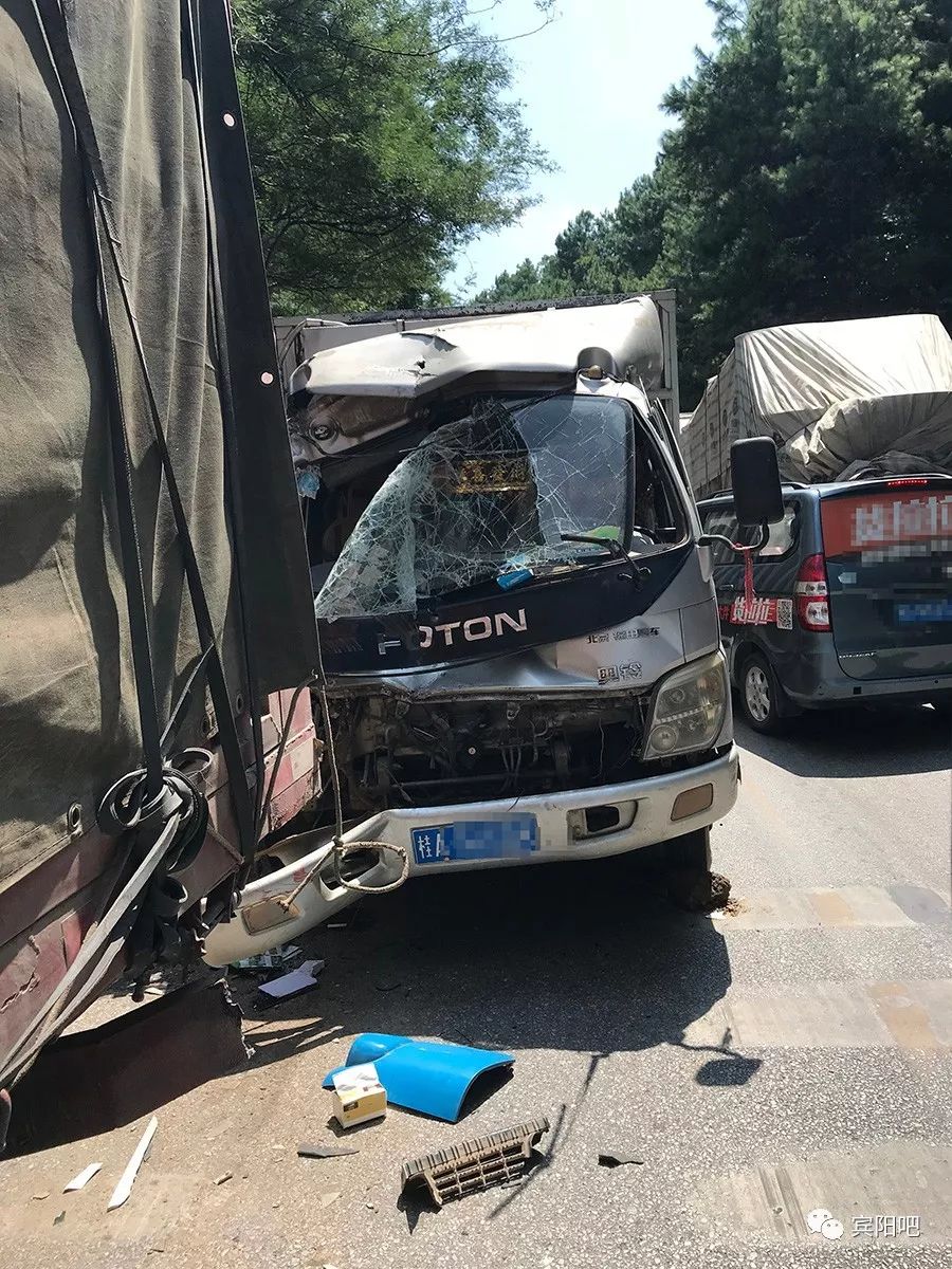 二级路思陇路口附近货车追尾事故,宾阳消防火速营救被困人员!
