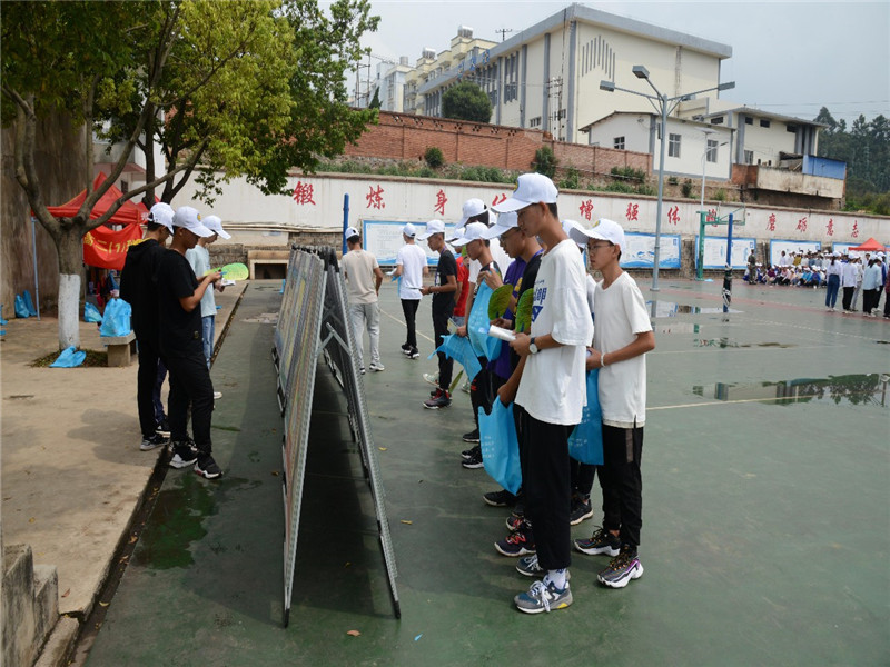 集中军训等师生集结的有利时机,深入玉溪市民族中学开展反恐怖主义宣