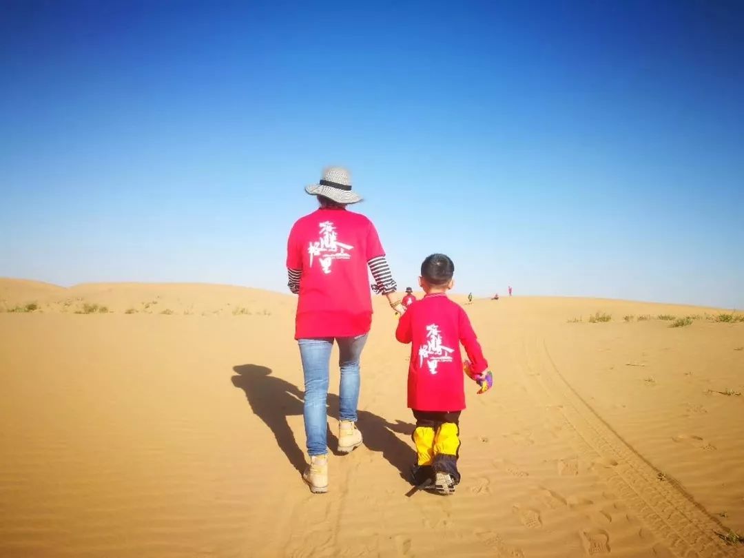 国庆节亲子征战腾格里沙漠长长的路慢慢的走