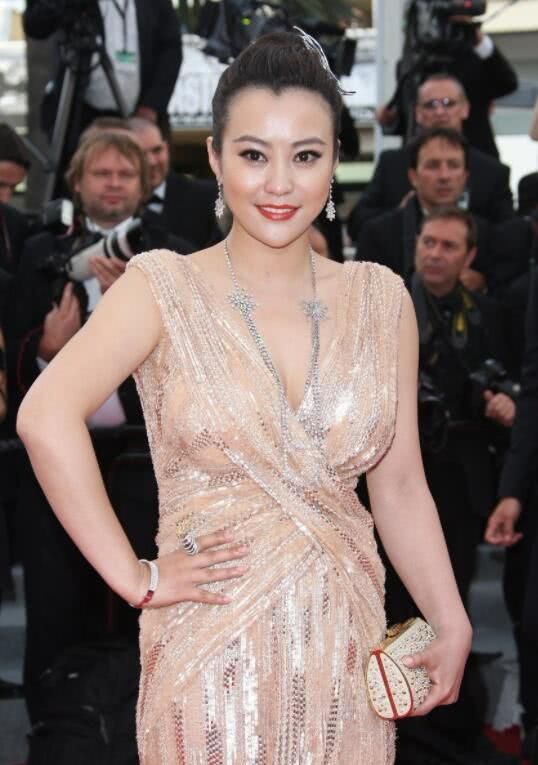 郝蕾虽骨架大但穿深v裙很有女人味比那些细胳膊细腿的美多了