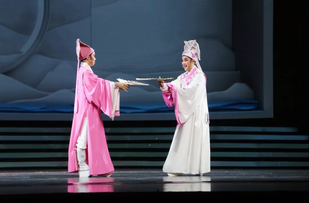 茅威涛饰梁山伯,章益清饰祝英台,章灯圆饰银心,陈丽雅饰四◤后台掠影.