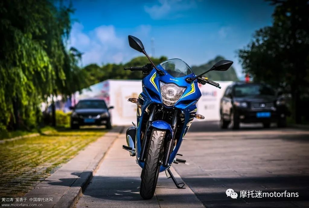 正眼一看极客飒gixxer155与铃木的gp赛道版画和蓝色搭配十分雷同,但