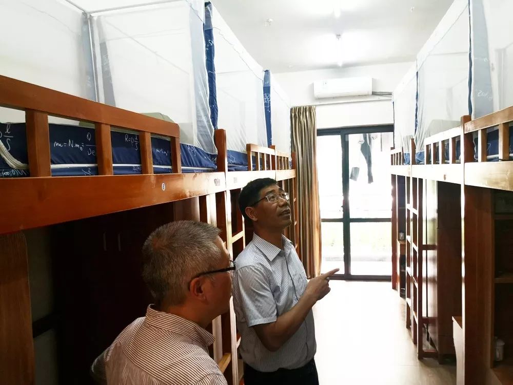 在控制中心在温职专,朱景高一行对学校的控制中心,学校食堂,学生宿舍