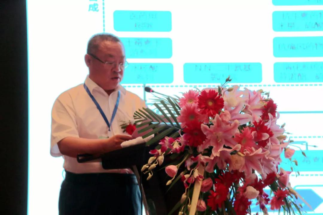 任建华在会上作元宝山区化工产业主题推介元宝山区政府办公室主任