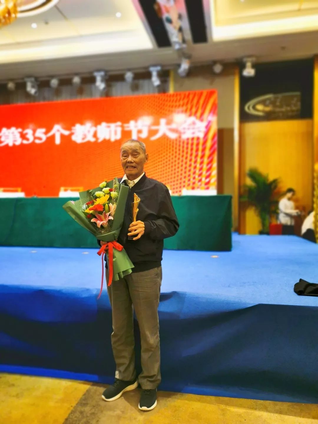 喜讯不忘初心牢记使命德阳五中校长教师受到市委市府表彰