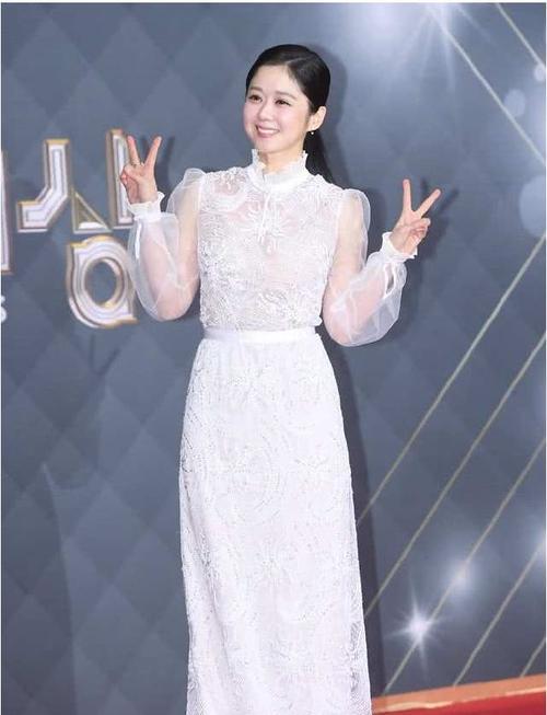 38岁的张娜拉太敢穿成熟优雅的黑色连衣裙依然穿出少女感