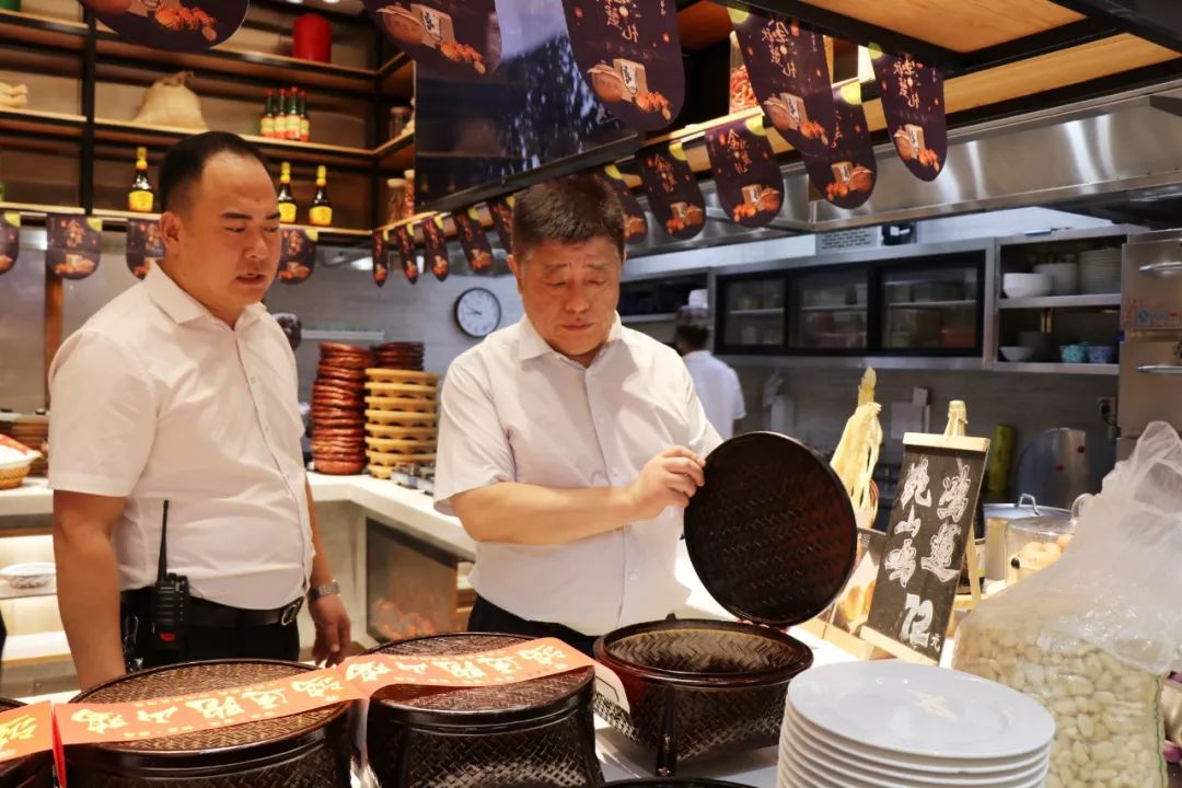 为保障我市"两节"期间食品安全,市委书记房欣,副市长柴立新带队,组织