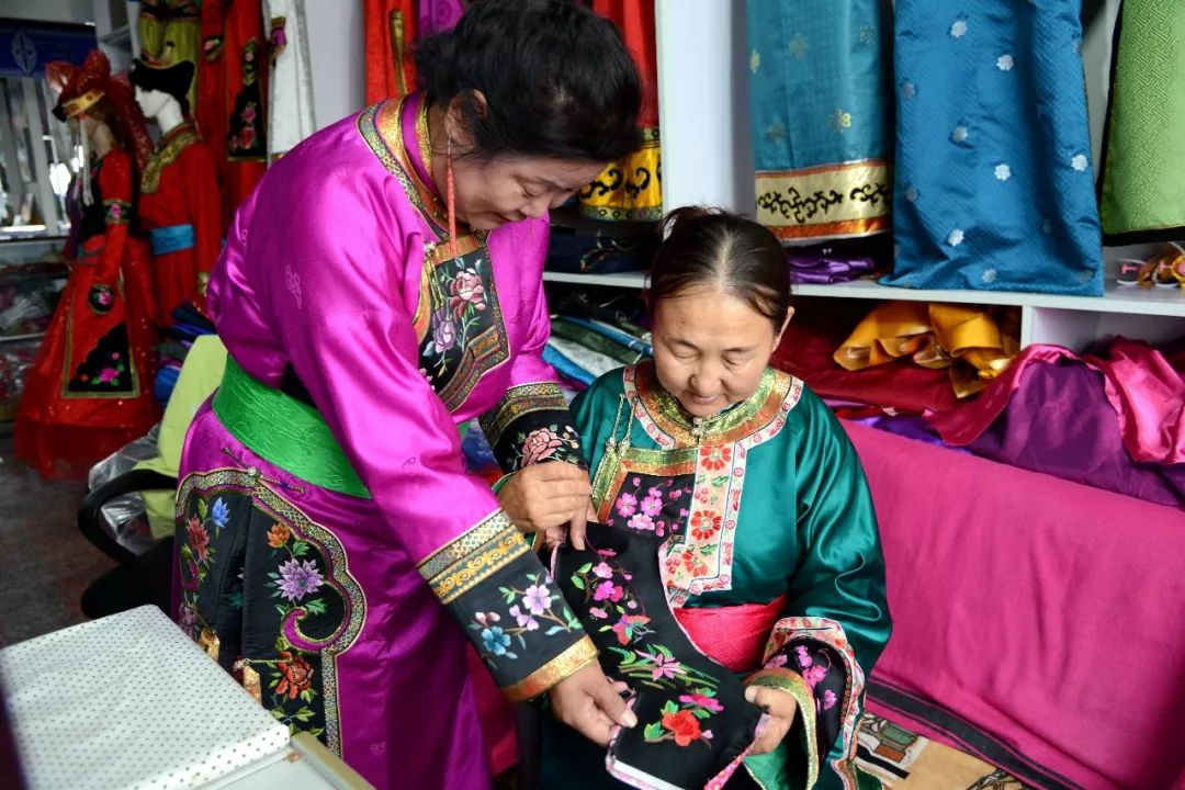人物巴林蒙古服饰传承人