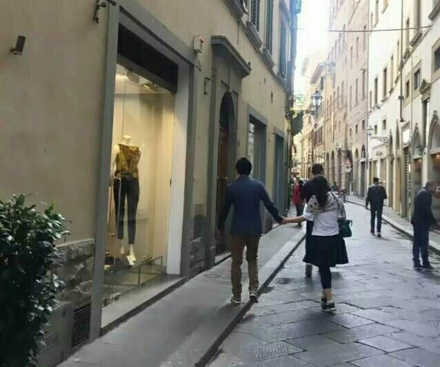 原创李健与老婆南京西路逛街被偶遇夫妻甜蜜同框40岁孟小蓓很优雅