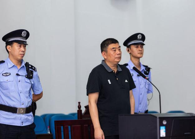 曾在泸州内江任职好赌好酒好收藏反贪虎将钟长鸣的蜕变