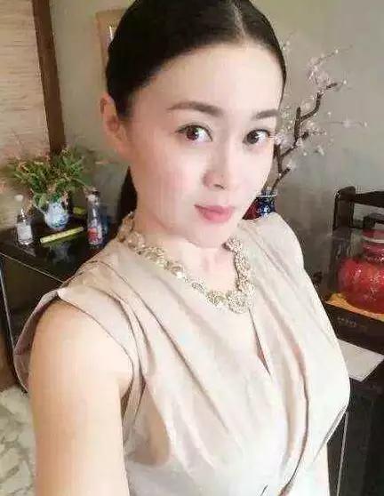 赵本山挺了她15年为何35岁还不结婚原因让人遐想不已