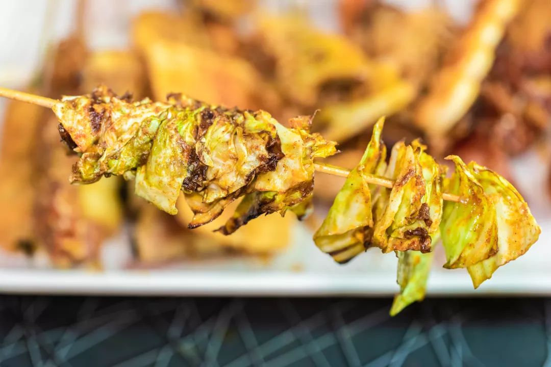 凌晨三点,开在巷子里的潮汕炸串店,传出惊人香味!_韭菜