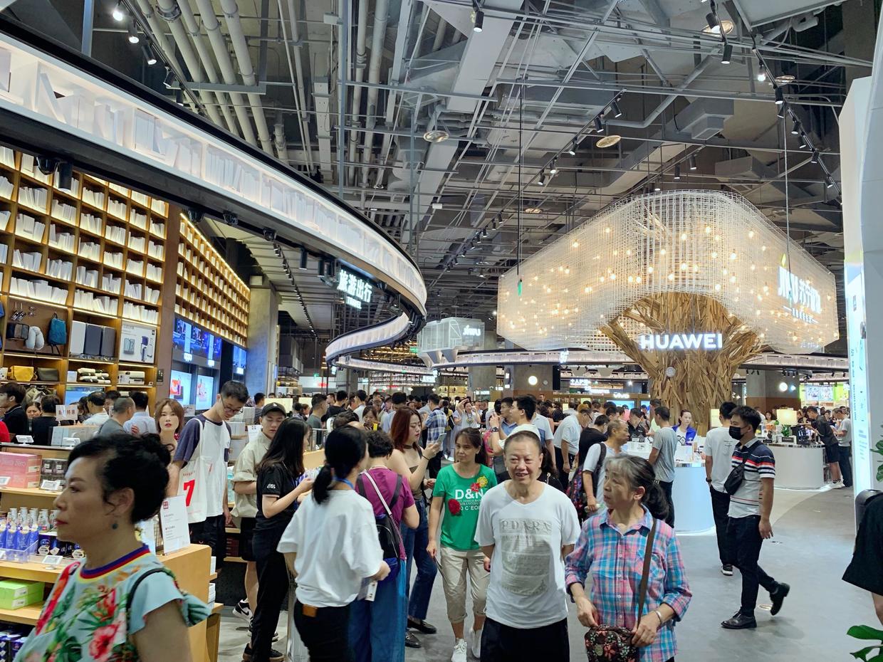 据苏宁大数据显示,开业当天三小时内门店客流量达到1.