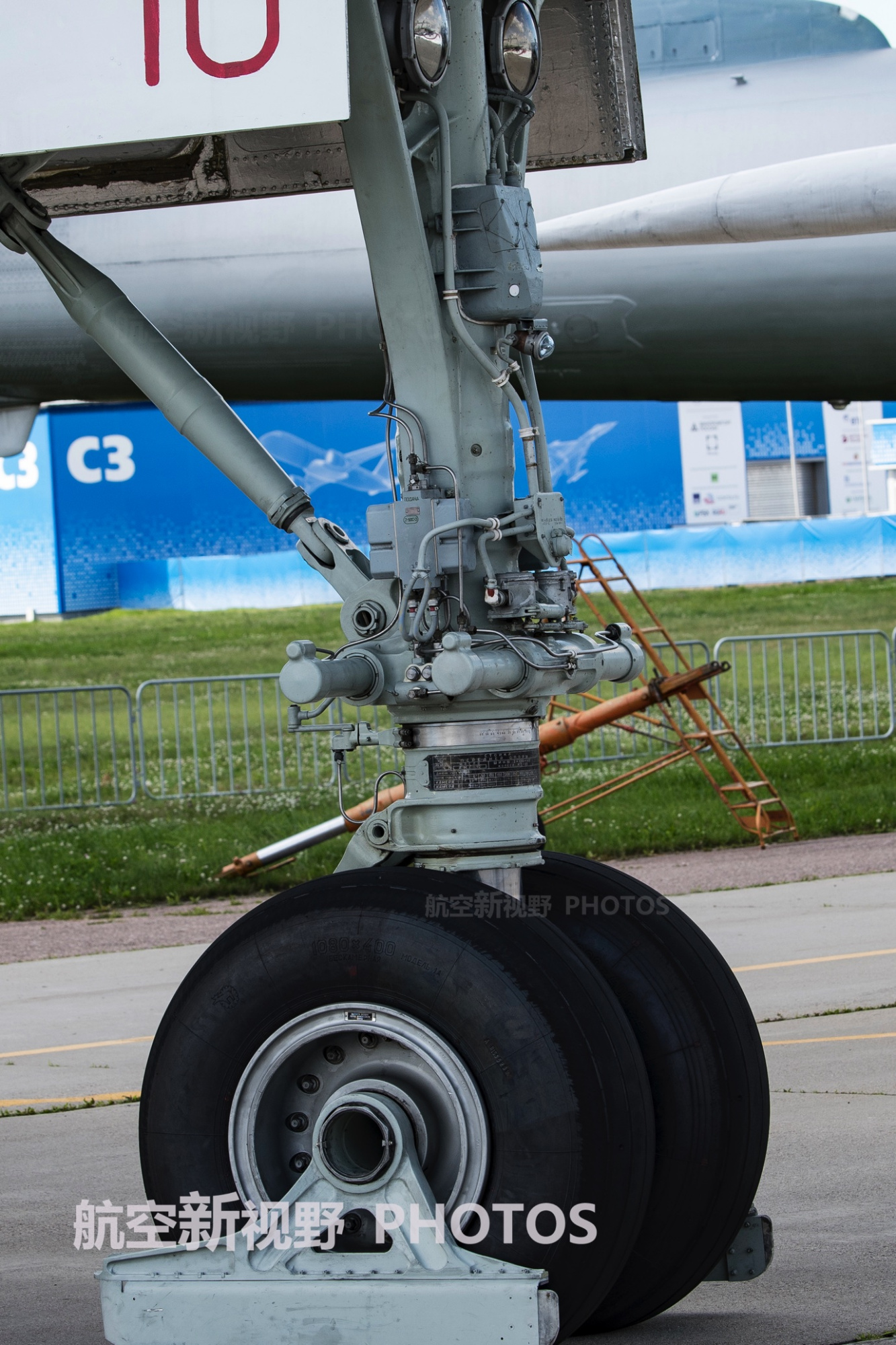 可以看到作为一款大型战略轰炸机,其起落架又高又粗壮