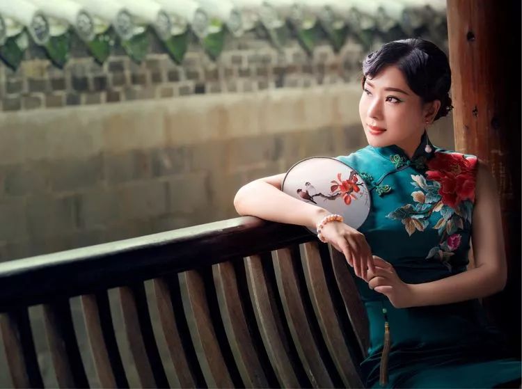 杨芳喜欢旗袍,喜欢古装,更喜欢摄影.