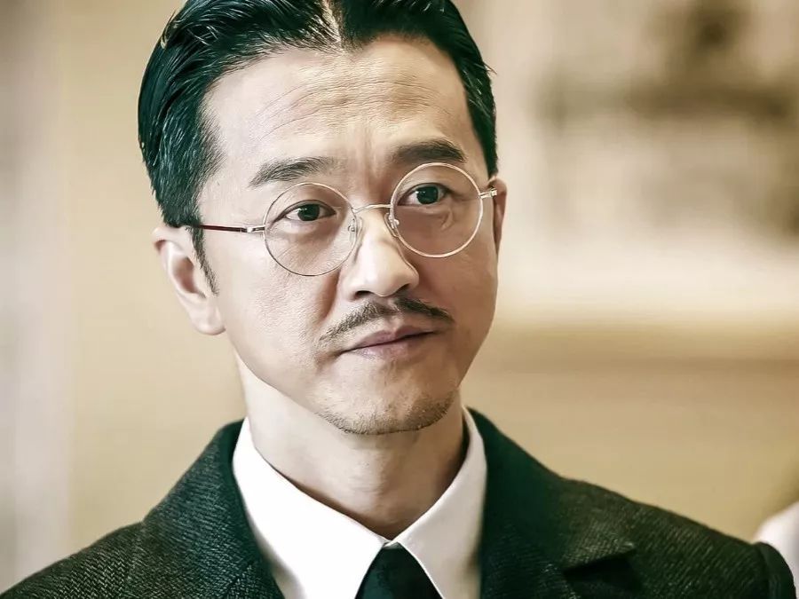 表面上是孤儿,实际是吴正强与另一名研究员黄青华的儿子,一直被父亲暗