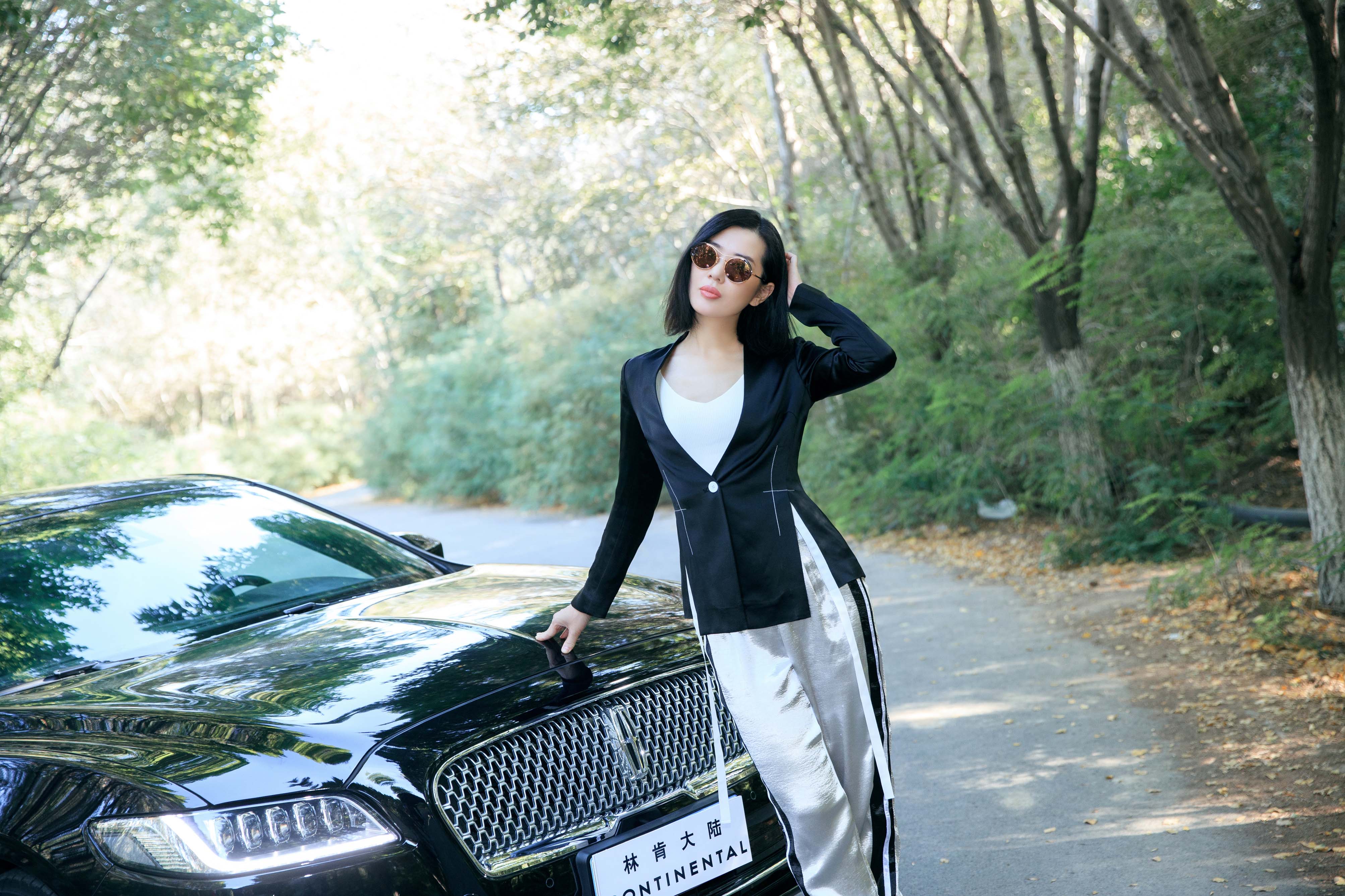 余男出席品牌活动 低调奢华气场全开