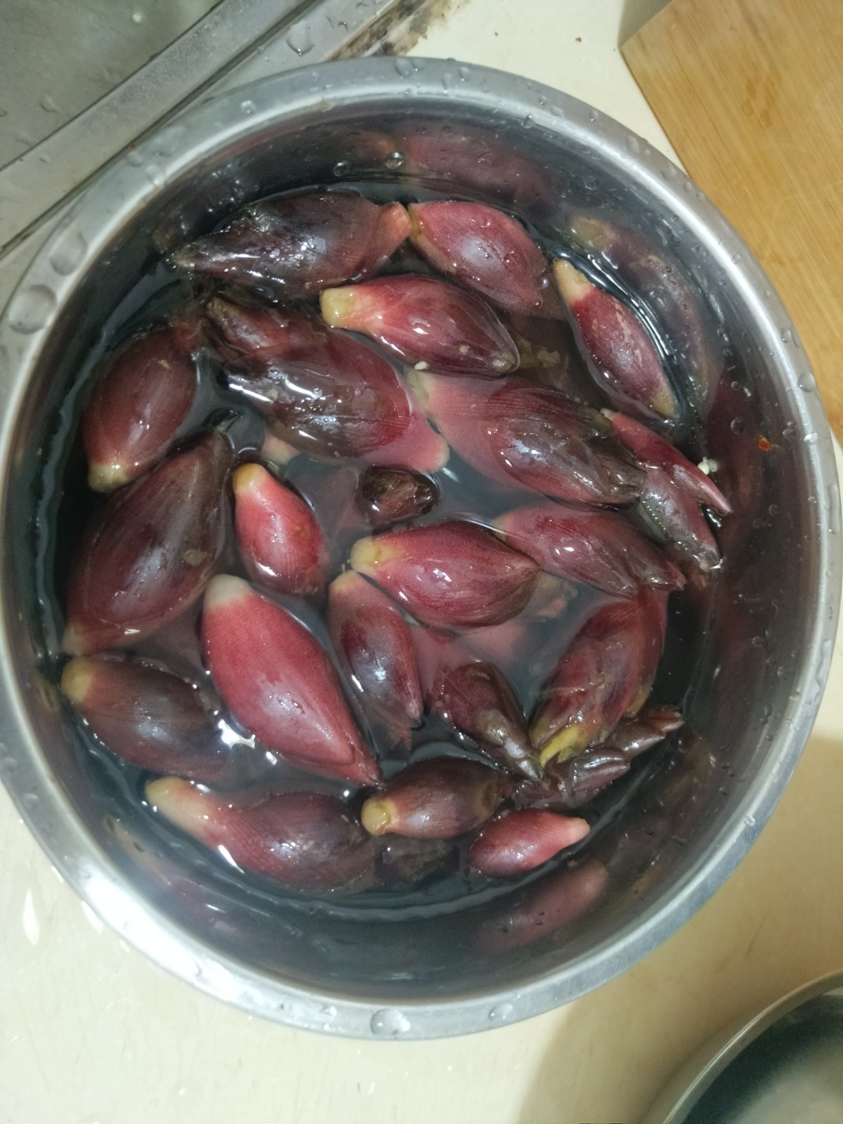 接下来我将最地道做法分享给大家:首先准备主料:阳荷,青椒适量,阳荷