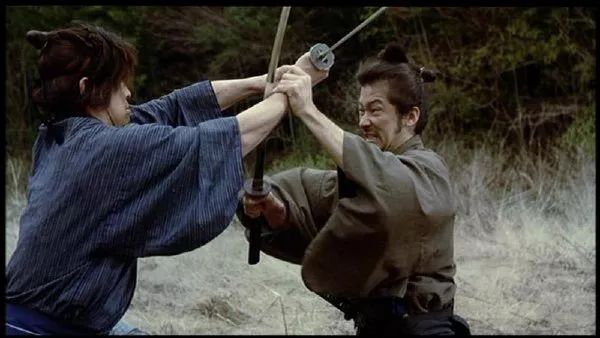 日本武士为什么反手拔刀,其中有什么讲究?_刀刃