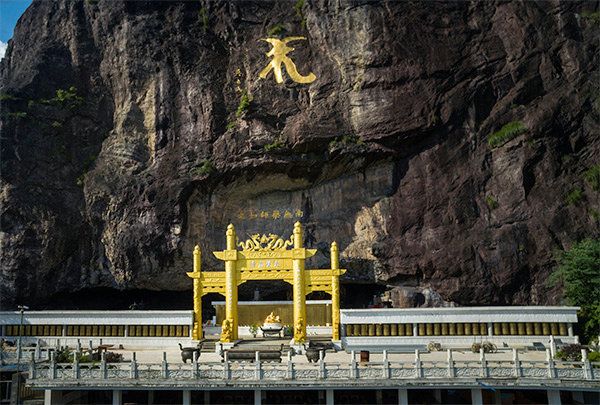 首条高空玻璃桥"太空步廊",在索道终点站与大觉寺主峰接连悬崖绝壁处
