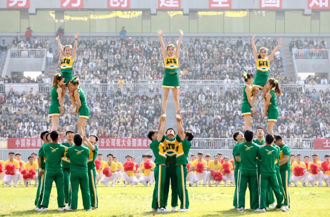 最美教师李永红托举人塔空翻抛接打造临大最炫时尚运动者