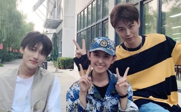 原创蒋依依军训照流出看到她和其他同学的肤色差距真的没化妆吗