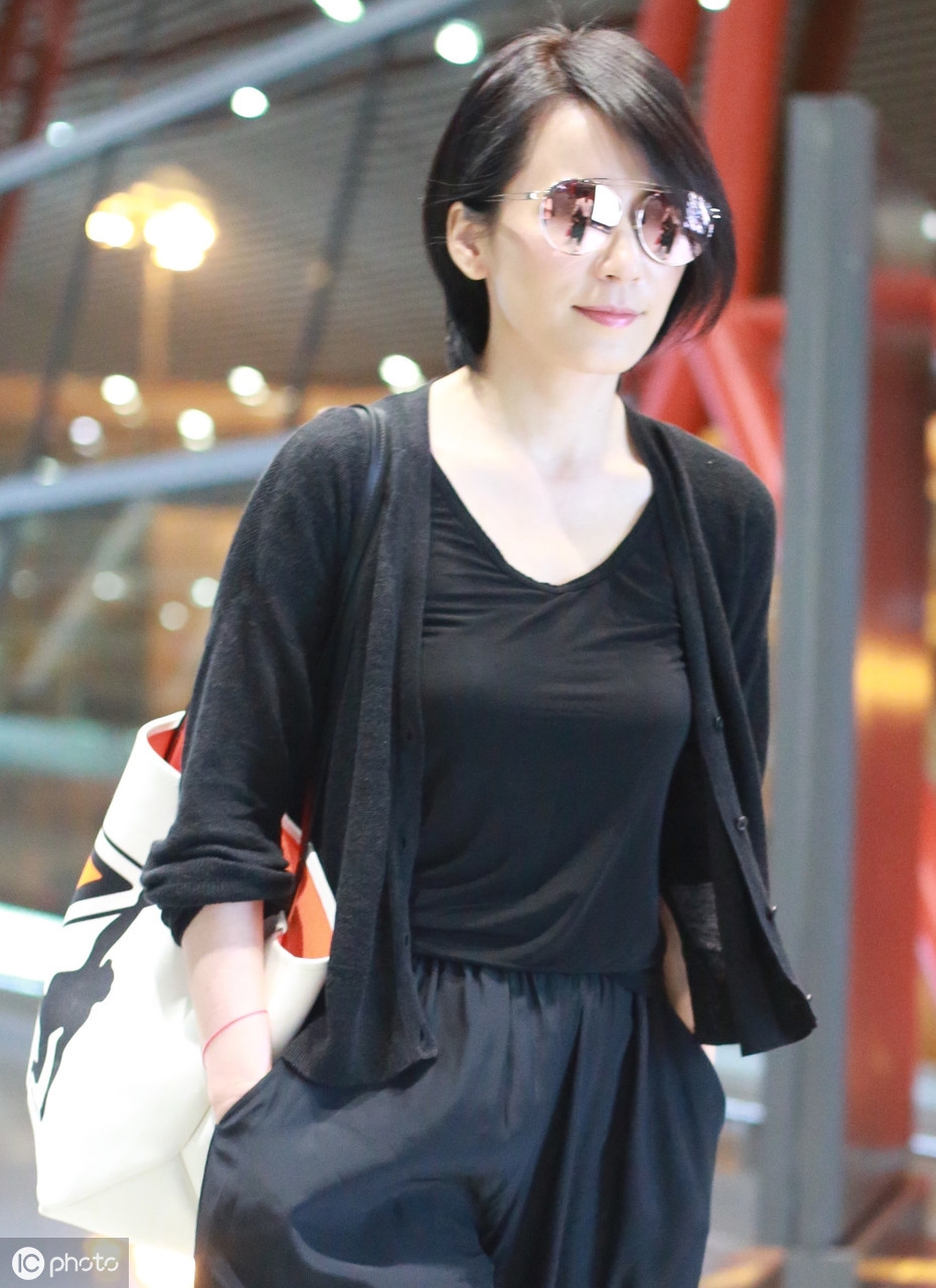 俞飞鸿黑超遮面机场照,最后一张双手合十有亮