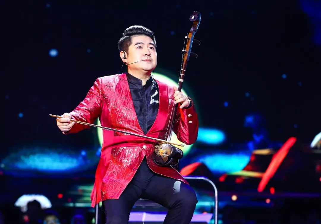 "陈氏二胡"传人陈军携女儿陈依妙奏响经典曲目《狂野飞骏图》,万马