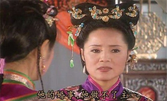 其实她是乾隆宠妃令妃娘娘的表姐,经常出入于皇宫,在皇帝左右说话.