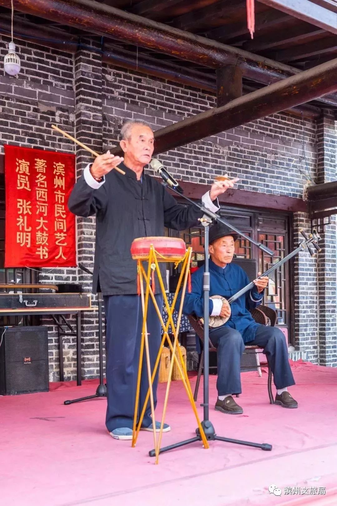 或品尝当地特色小吃,或路过艺人摊位听听山东琴书或西河大鼓,这日子