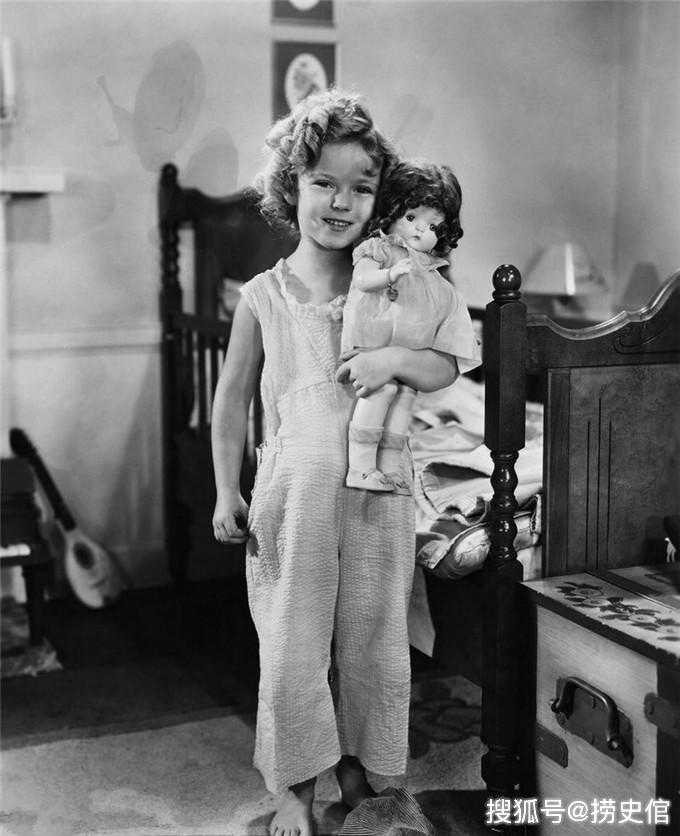 获得奥斯卡奖的第一个孩子秀兰邓波儿长成少女银坛魅力消退