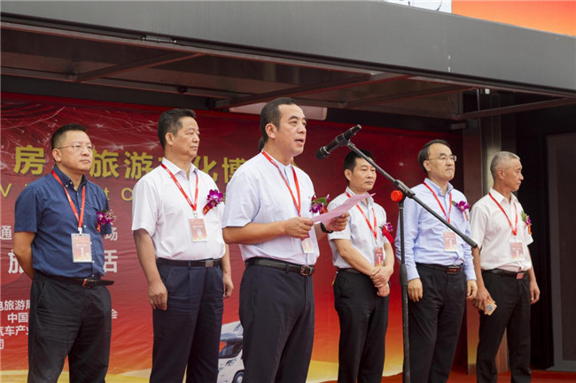 龙泉驿区委常委,区委宣传部部长彭钚铀致辞