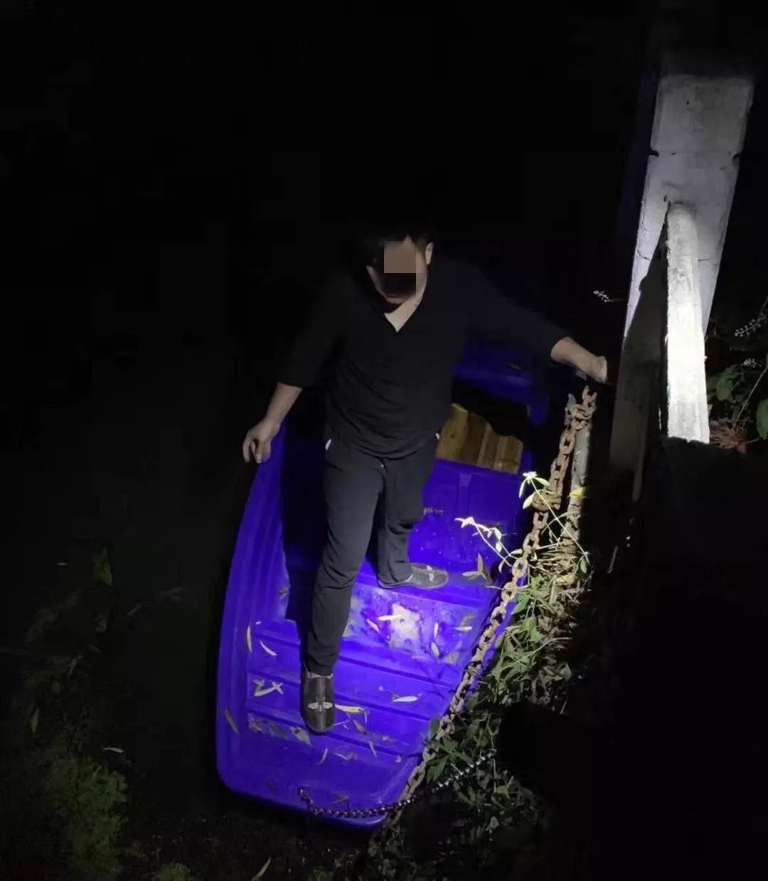 泰州一男子晚上电鱼被警方当场抓获