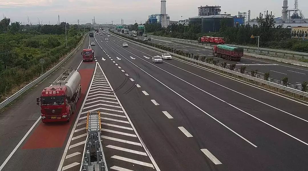 提前变更车道 长深立交至青州西济南方向路段 为单向4车道和5车道转换