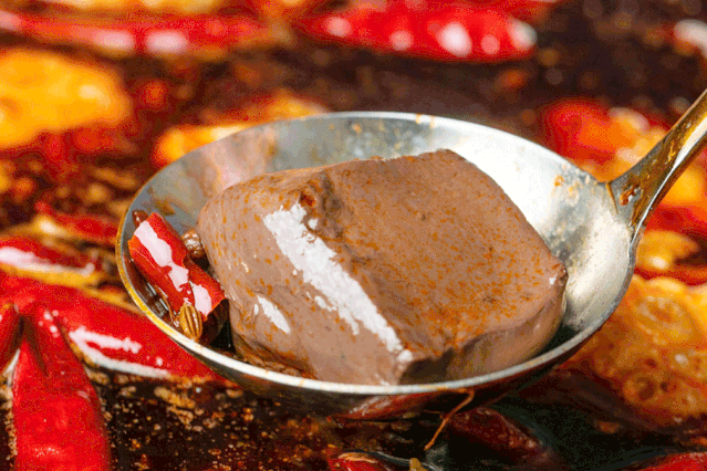 鸭血你得用心呵护,实在太嫩,贴心的给你配好了鸭血专用调料,咬一口就