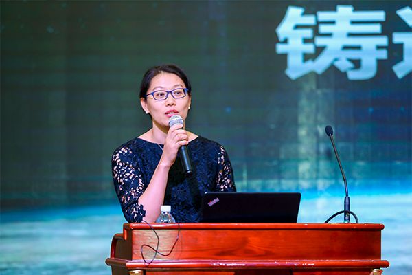 峪口禽业公司育种总监吴桂琴博士分享《铸造家禽种业中国芯》,介绍