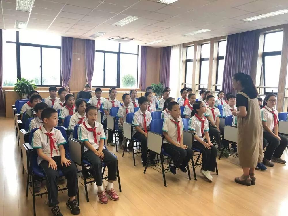 各学科教研员到校后,在学校书记唐群,校长朱湘艳及全体班子成员的陪同