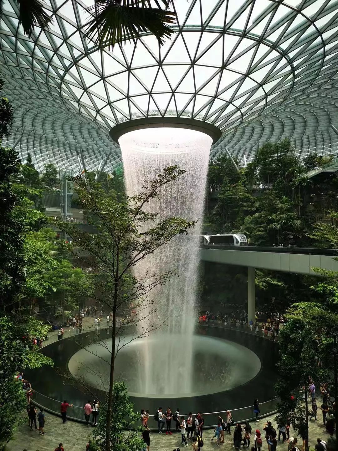 悦游打卡星耀樟宜瀑布搬进了机场