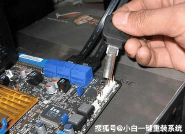 (主板跳线话题)看起来很厉害的电脑店老板用钥匙开机其实这样子