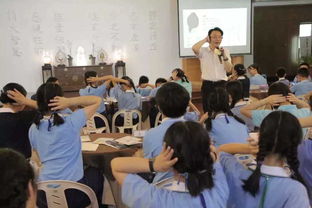 图说:叶威廷医师教孩子们认识穴位.